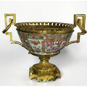 CHINE / COUPE EN PORCELAINE DE CANTON AVEC MONTURE EN BRONZE DORÉ VERS 1880