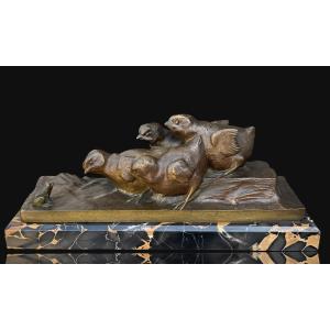 BRONZE ART DECO SUR MARBRE REPRESENTANT DES POUSSINS ET UNE GRENOUILLE " SIGNÉ "