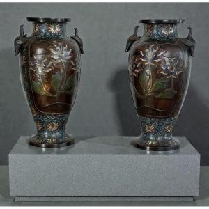 PAIRE DE VASES " JAPON " EN BRONZE EN EMAUX CHAMPLEVÉS EPOQUE MEIJI (1868- 1912)