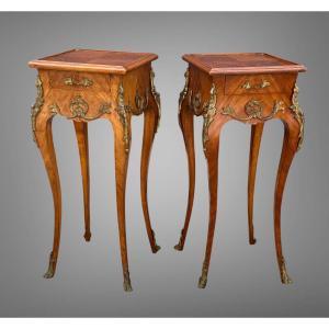 PAIRE DE TABLES D'APPOINTS / CHEVETS EN MARQUETERIE DE STYLE LOUIS XV