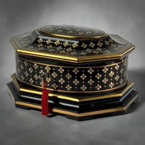 COFRET SIGNÉ " TAHAN PARIS " EN BOIS LAQUÉ NOIR INCRUSTATION DE NACRE ET LATON