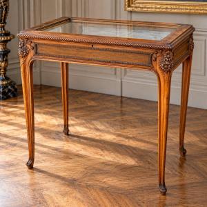 VITRINE TABLE POUR COLECTIONEUR EN NOYER SCULPTÉ / SIGNÉE " L . ROUSTAN 1913 "