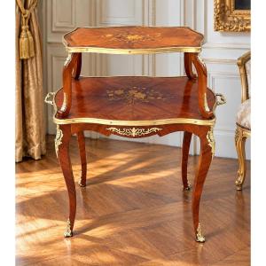 TABLE A THÉ A DEUX PLATEAUX EN MARQUETERIE ET BRONZE DORÉ DE STYLE LOUIS XV