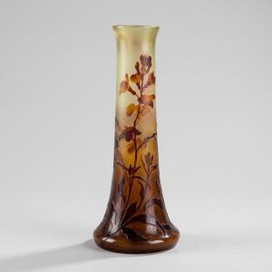 EMILE GALLÉ ,VASE ART NOUVEAU MODELE VERNISÉ A DECOR D IRIS H 45,5 CM VERS 1900