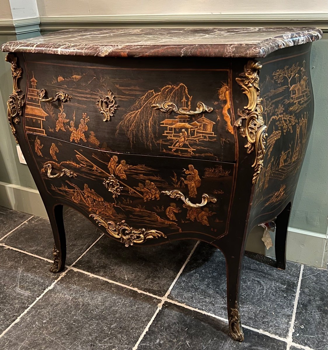 Commode Sauteuse De Style Louis XV En Laque De Chine Et Bronzes Doré