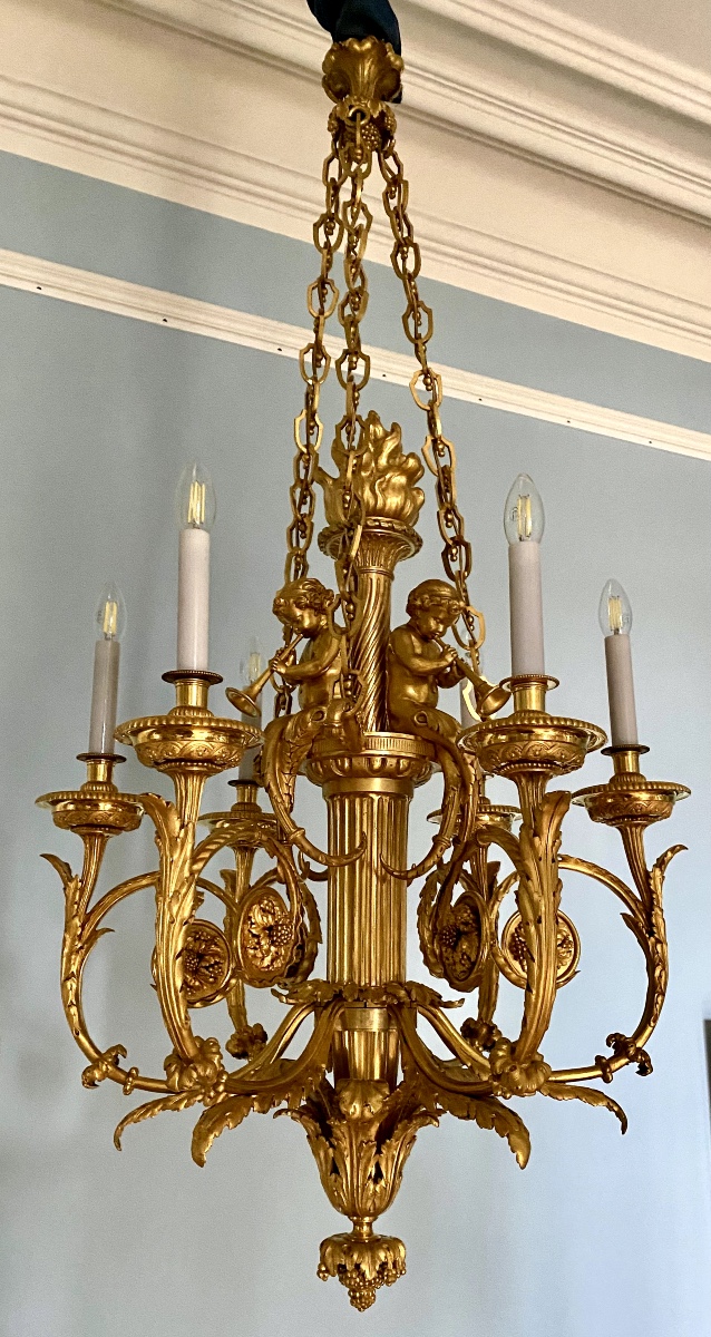 D’après Gouthière, lustre dit Arabesque aux enfants musiciens en bronze doré de style Louis XVI