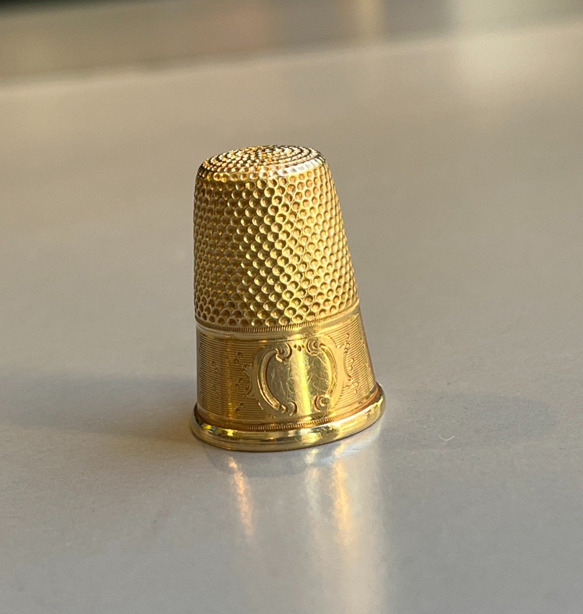 Dé à coudre en or 18 carats. XIXè
