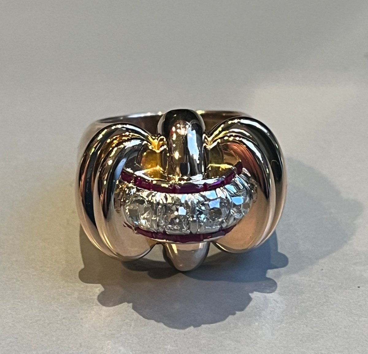 Bague Tank Or Et Platine, Diamants Et Rubis Vers 1940.