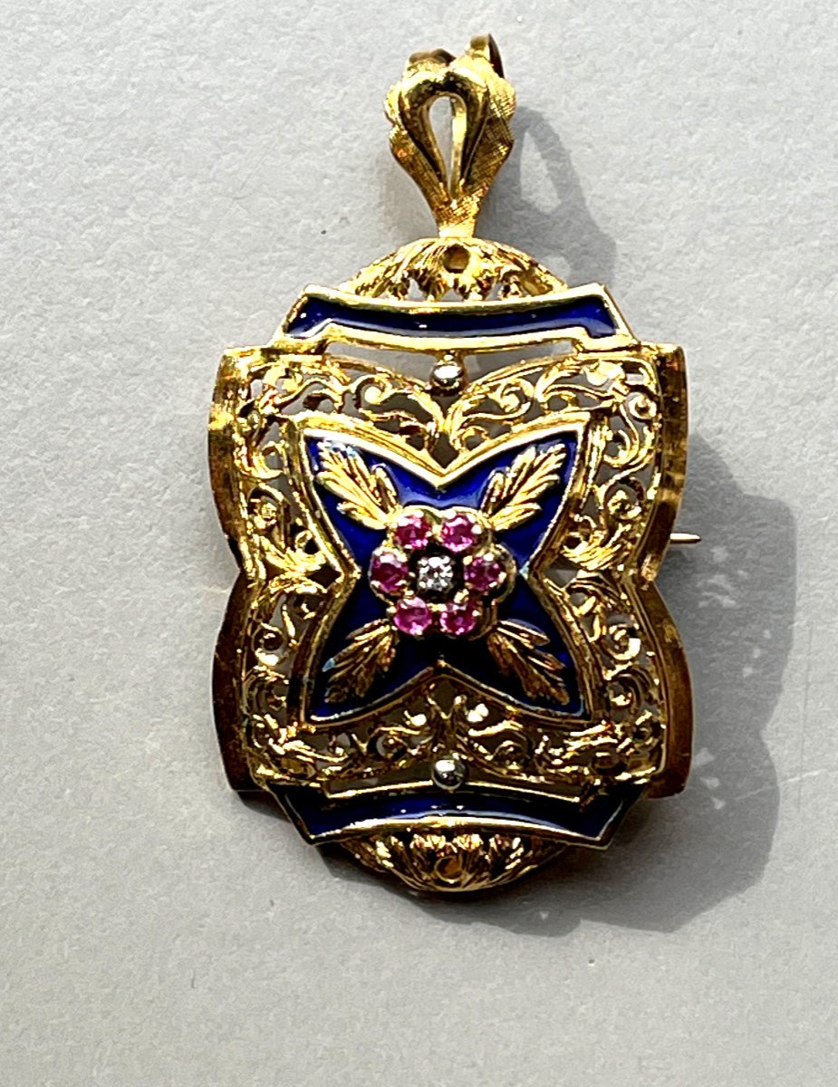 Broche formant pendentif en or émaillé. XIXè