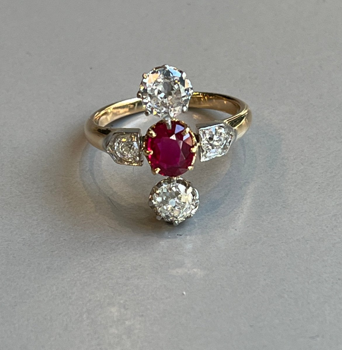 BAGUE RUBIS ET DIAMANTS VERS 1910.