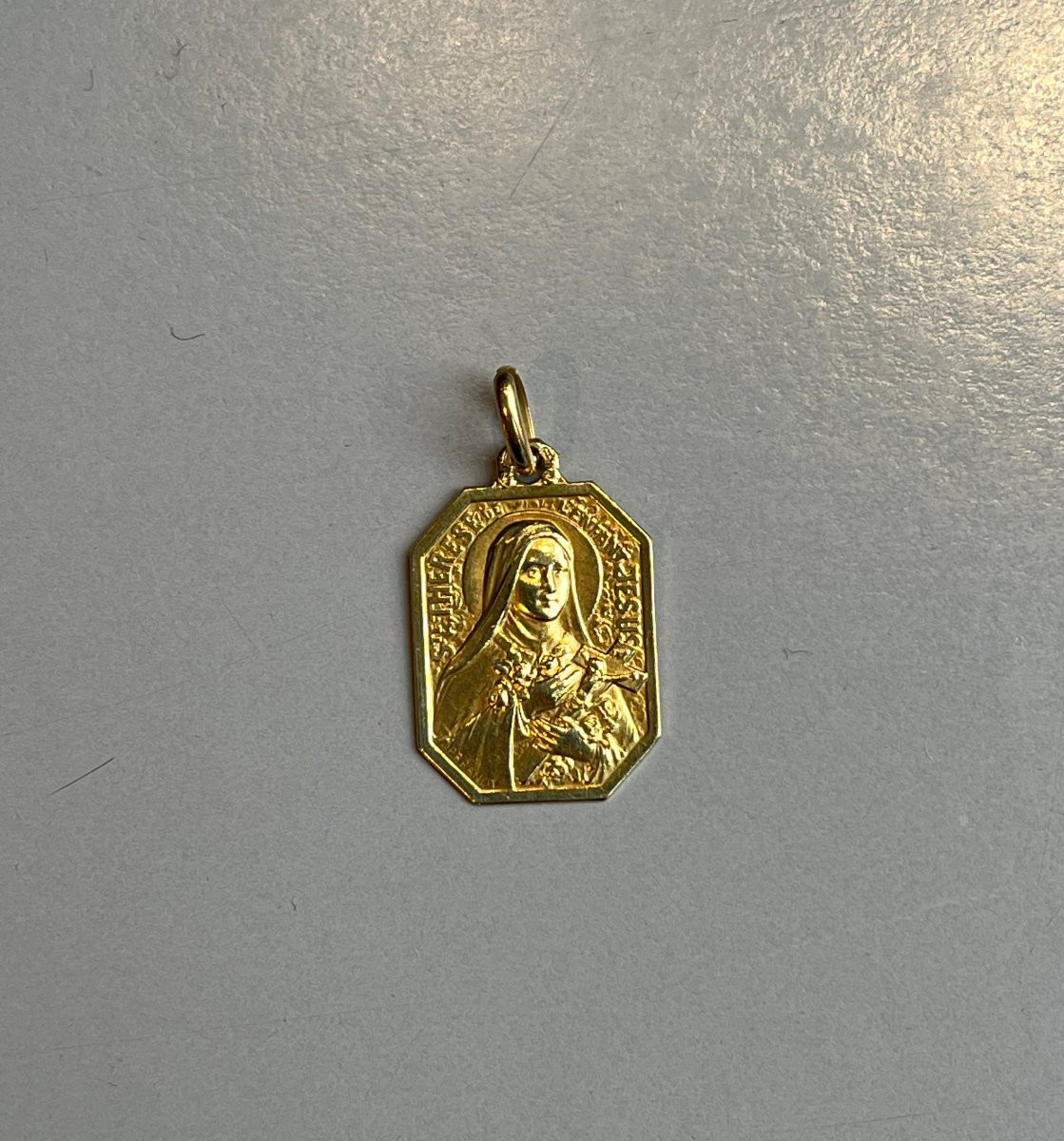MEDAILLE SAINTE THERESE EN OR SIGNEE BRANDT.-photo-3