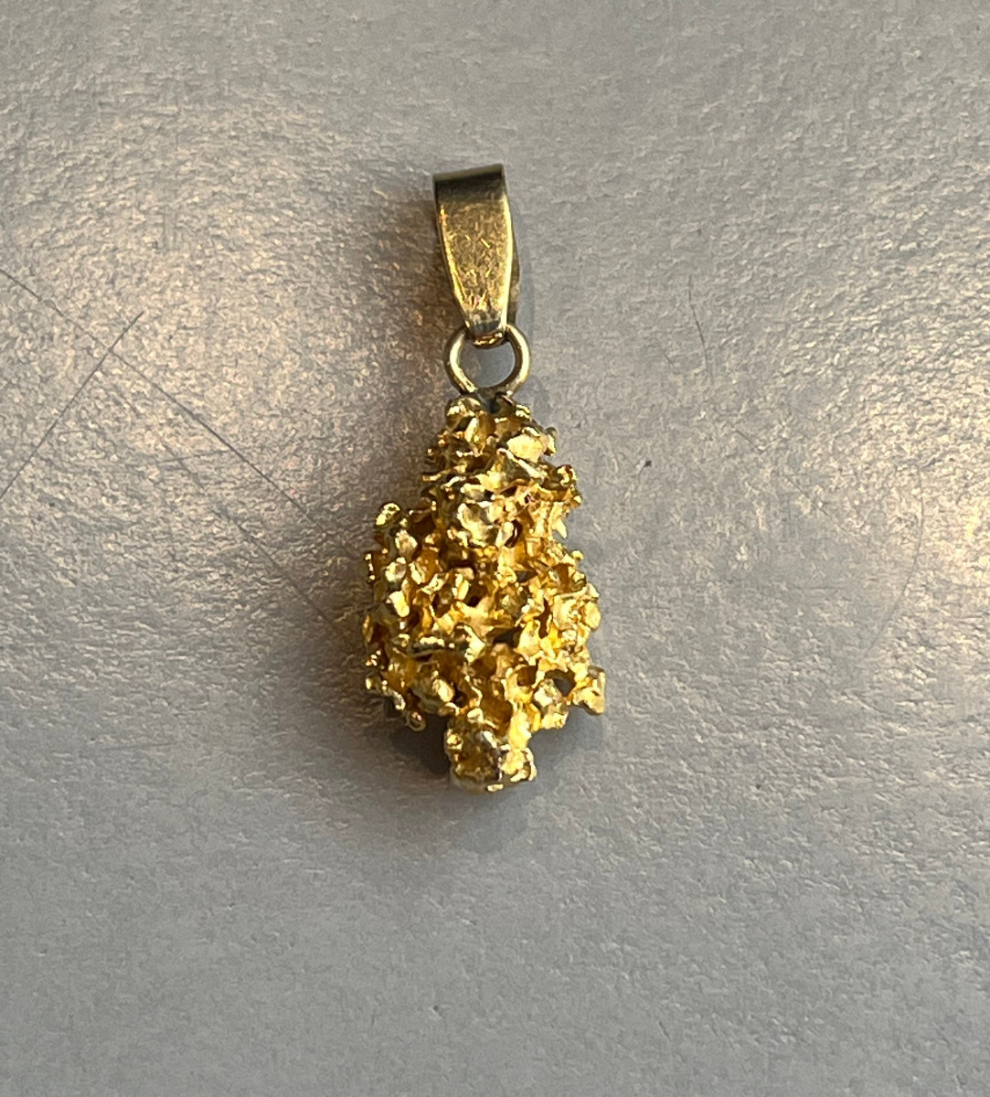 Pendentif pépite en or 18 carats.