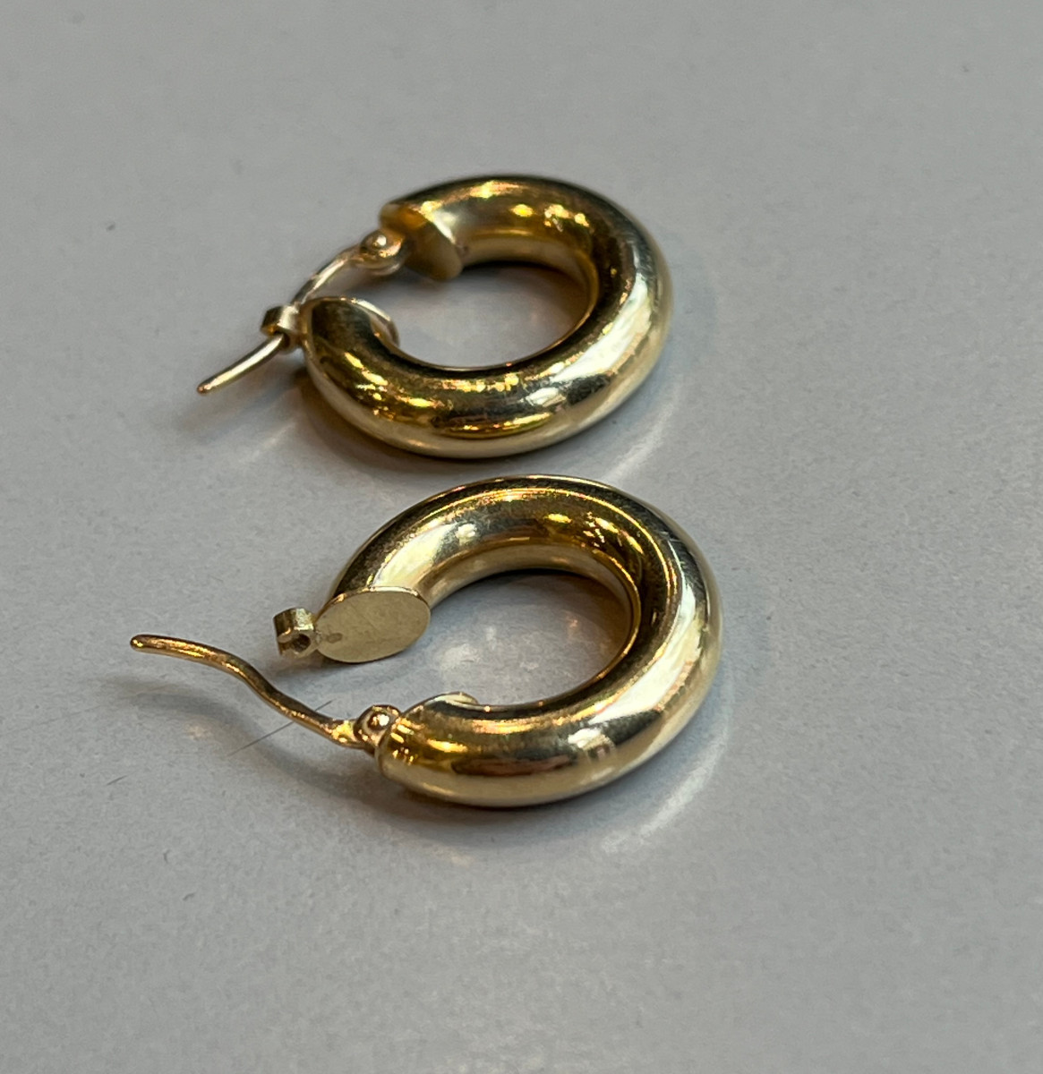 Boucles d'oreilles créoles en or jaune.-photo-2