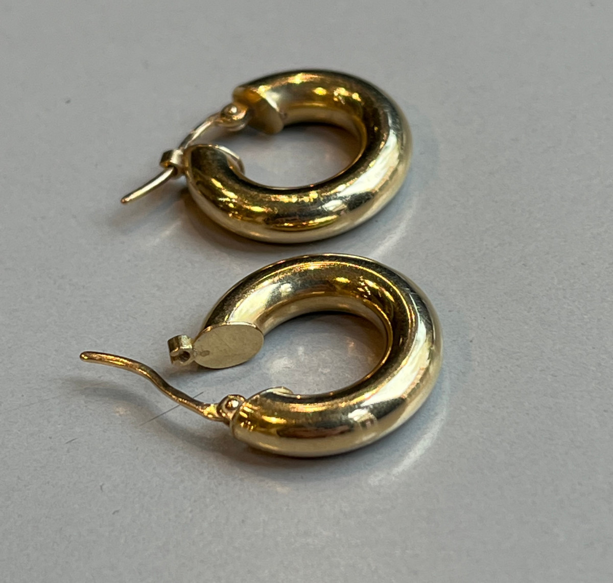 Boucles d'oreilles créoles en or jaune.