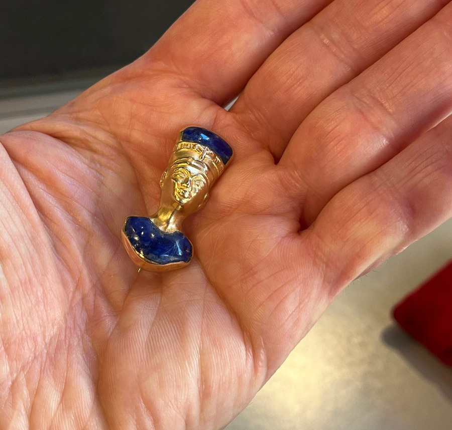 Broche en or et lapis lazuli, " Nefertiti "-photo-2