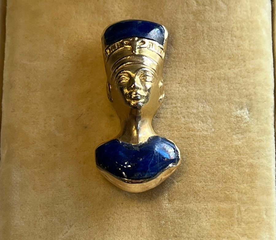 Broche en or et lapis lazuli, " Nefertiti "-photo-4