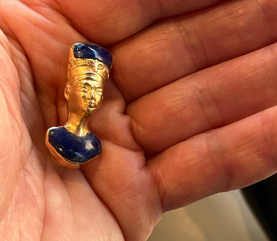 Broche en or et lapis lazuli, " Nefertiti "-photo-2