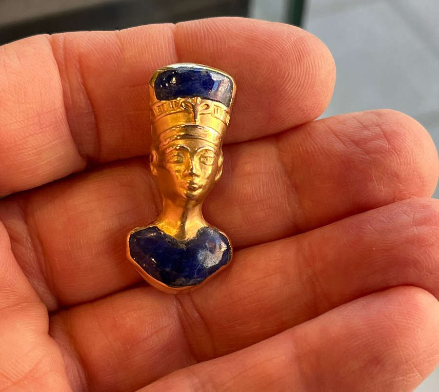 Broche en or et lapis lazuli, " Nefertiti "-photo-3