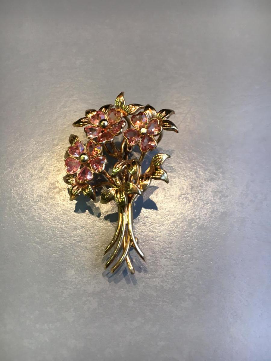 Broche " bouquet " en or et améthystes.