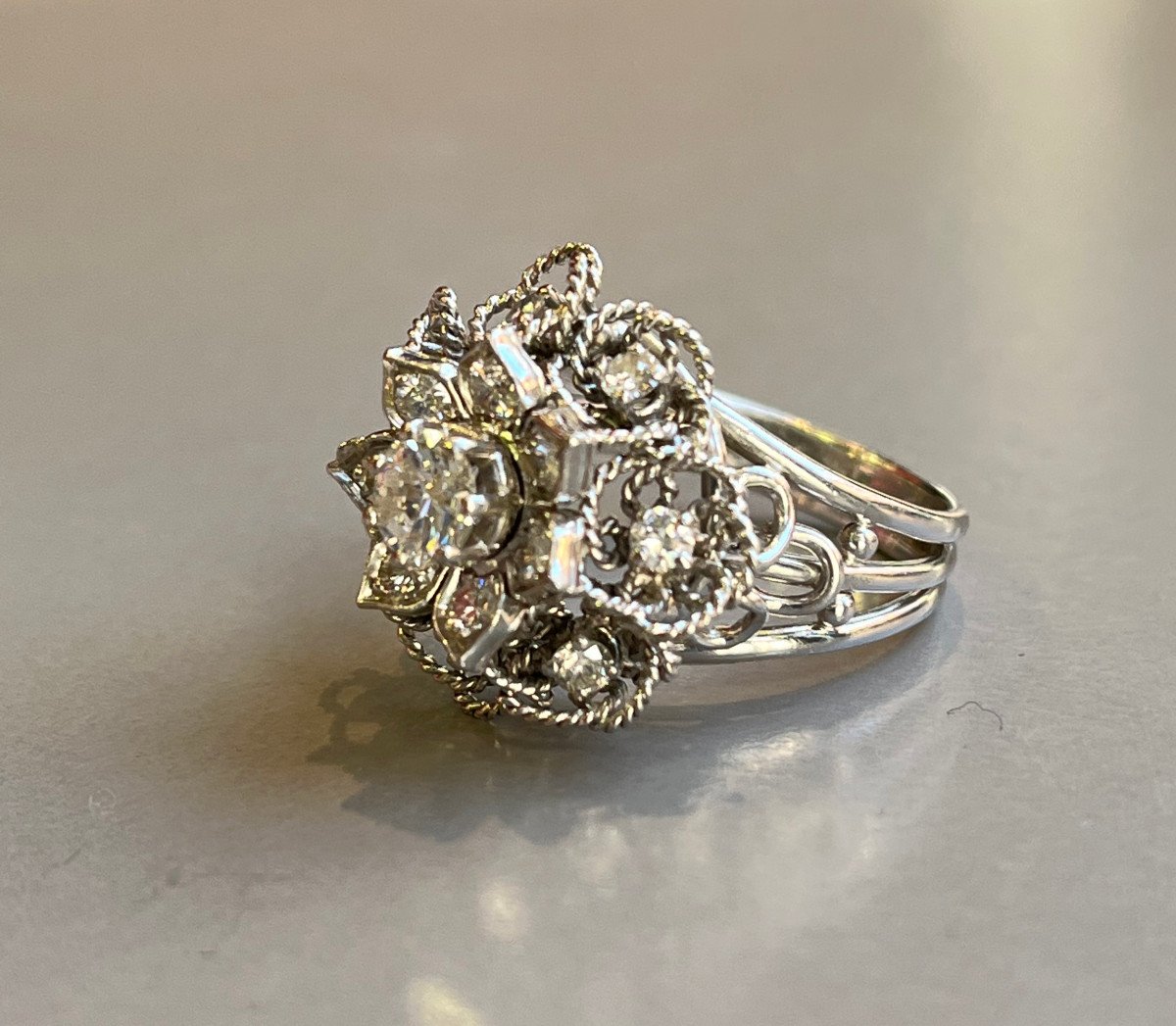 Bague" Fleur" en platine sertie de diamants.-photo-3