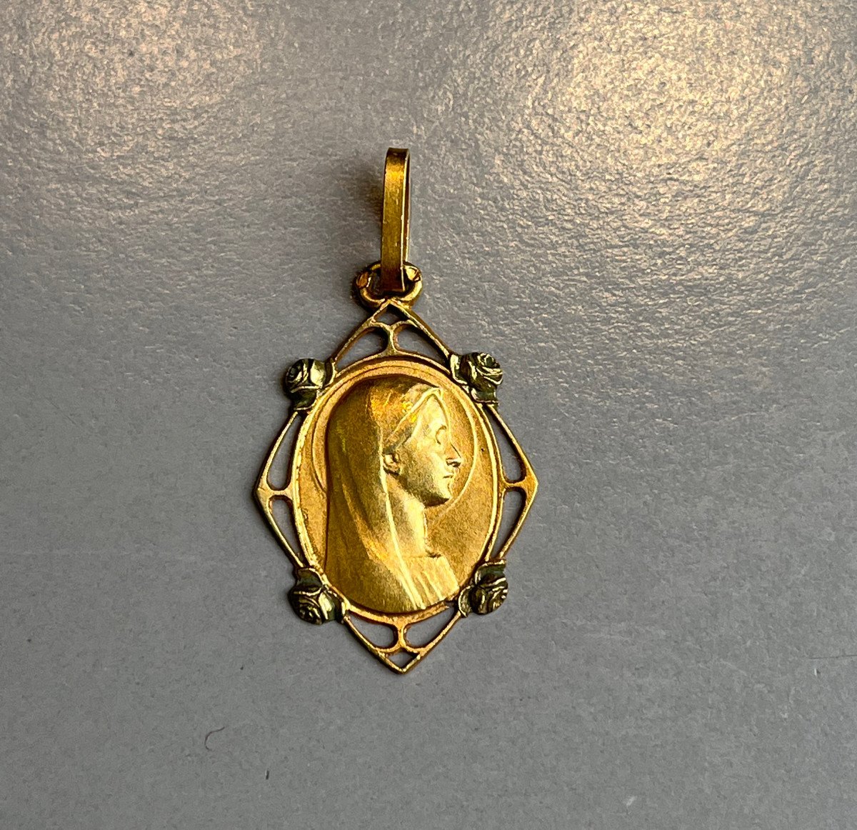 Médaille ancienne en or," Vierge "