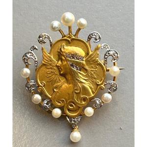 Brooch Forming A Gold Pendant From The Art Nouveau Period.