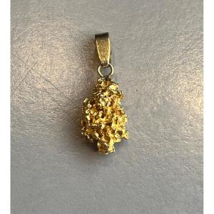 Pendentif pépite en or 18 carats.