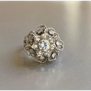 Bague" Fleur" en platine sertie de diamants.