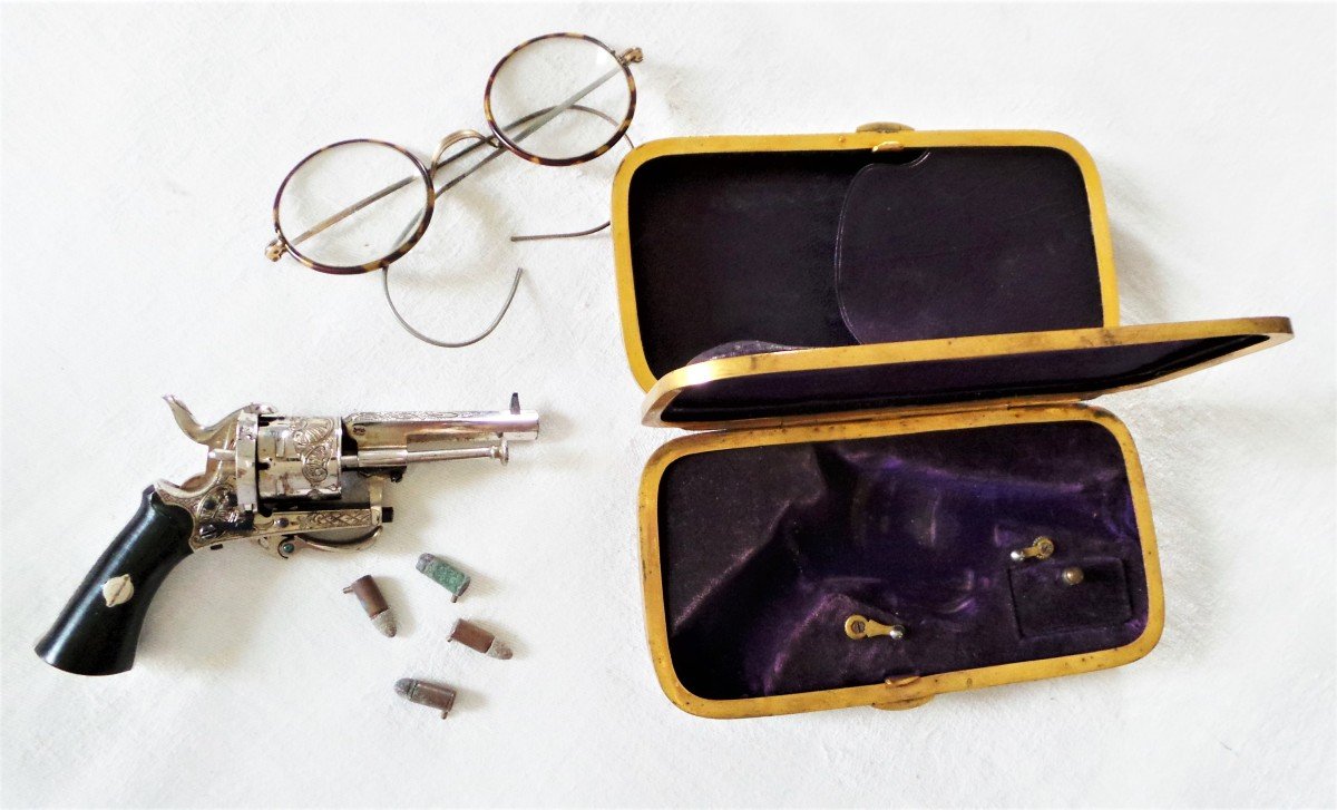 Case With Sunglasses & Pocket Revolver - XIX°