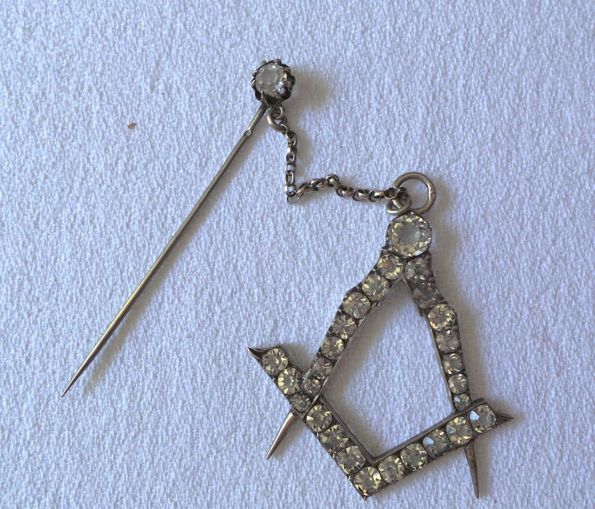 BIJOU DE GRAND MAITRE EN ARGENT ET STRASS - XIX°