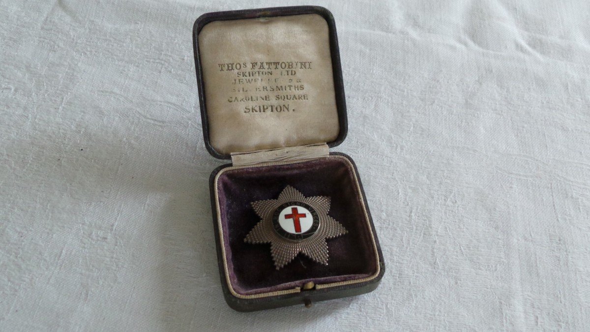 DANS SON ECRIN -MEDAILLE EN ARGENT - ORDRE DES TEMPLIERS - EMAIL