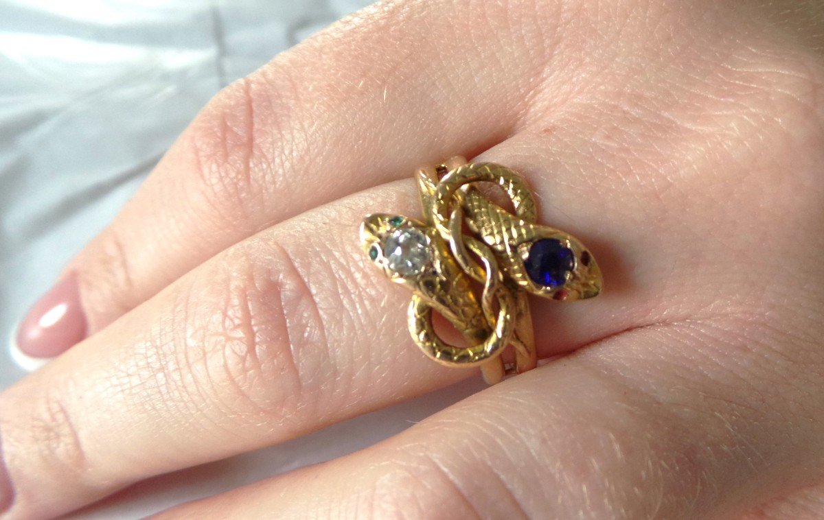 BAGUE PAIRE DE SERPENTS NOUES OR 18K - TETE D'AIGLE - DIAMANTS - SAPHIR -RUBIS - EMERAUDE - 