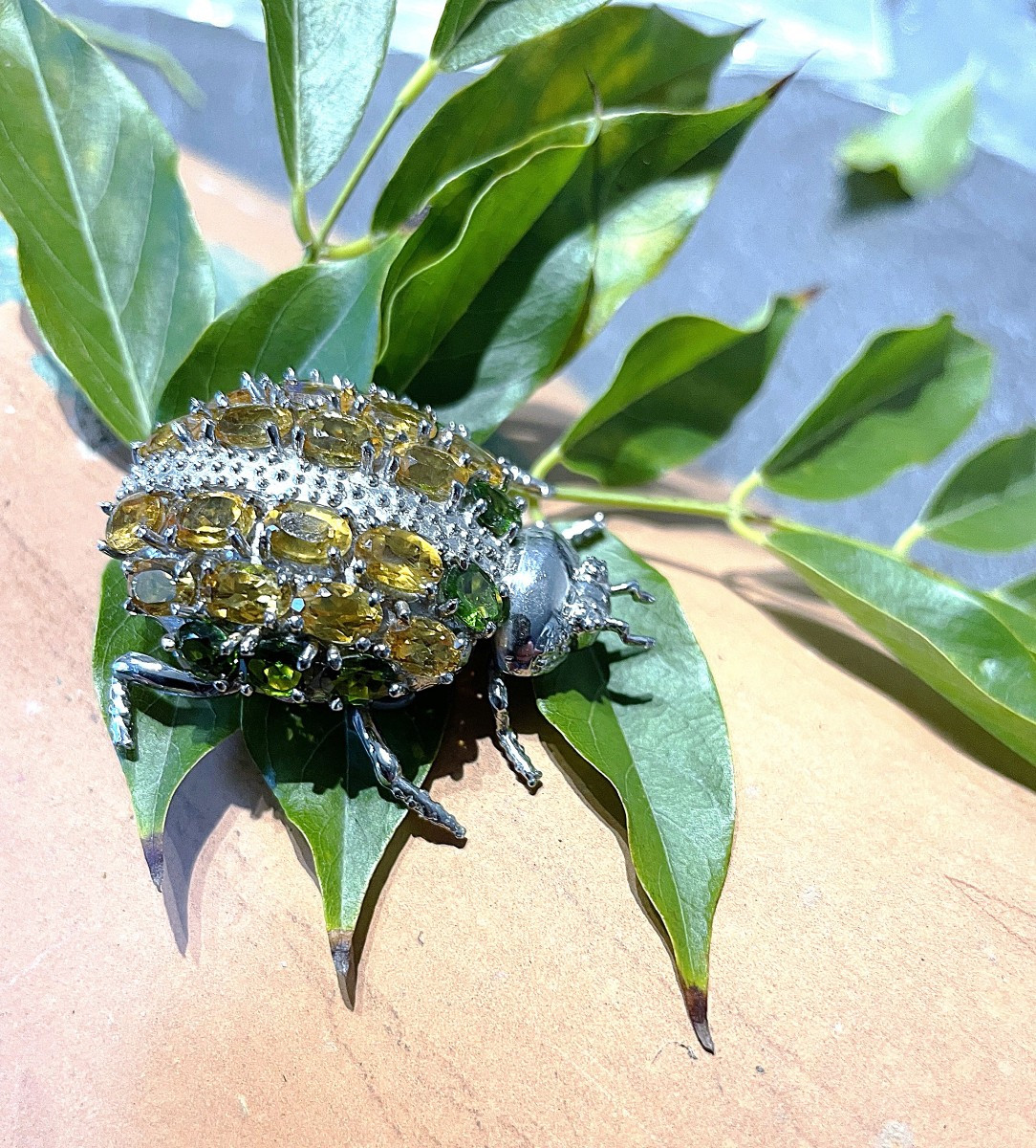 BROCHE PENDENTIF  ANIMALIERE  -COCCINELLE EN ARGENT 925 ORNEE DE 16 CITRINES & 8 PERIDOTS - XX°