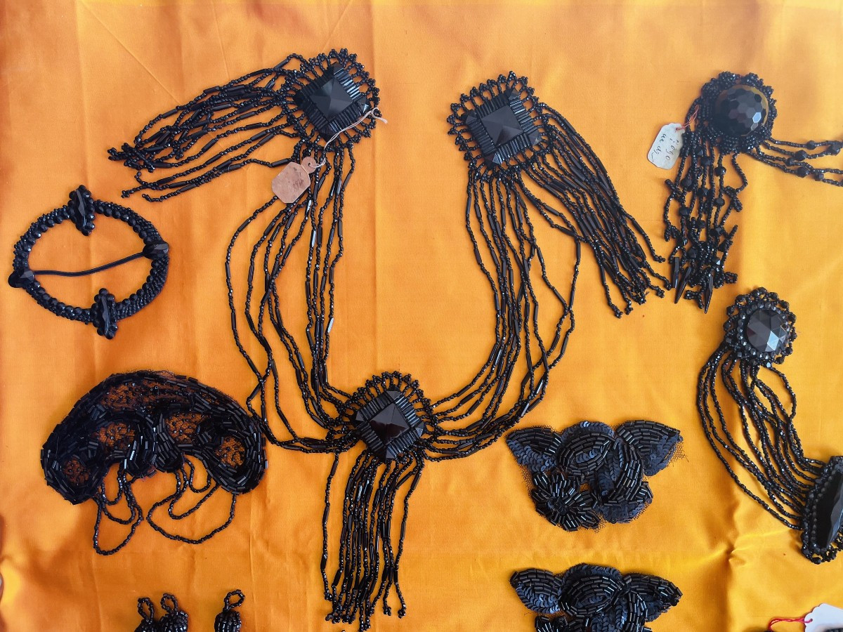 LOT DE 35 PIECES D APPLICATIONS EN PIERRES DE JAIS - 1900 - 1930-photo-2