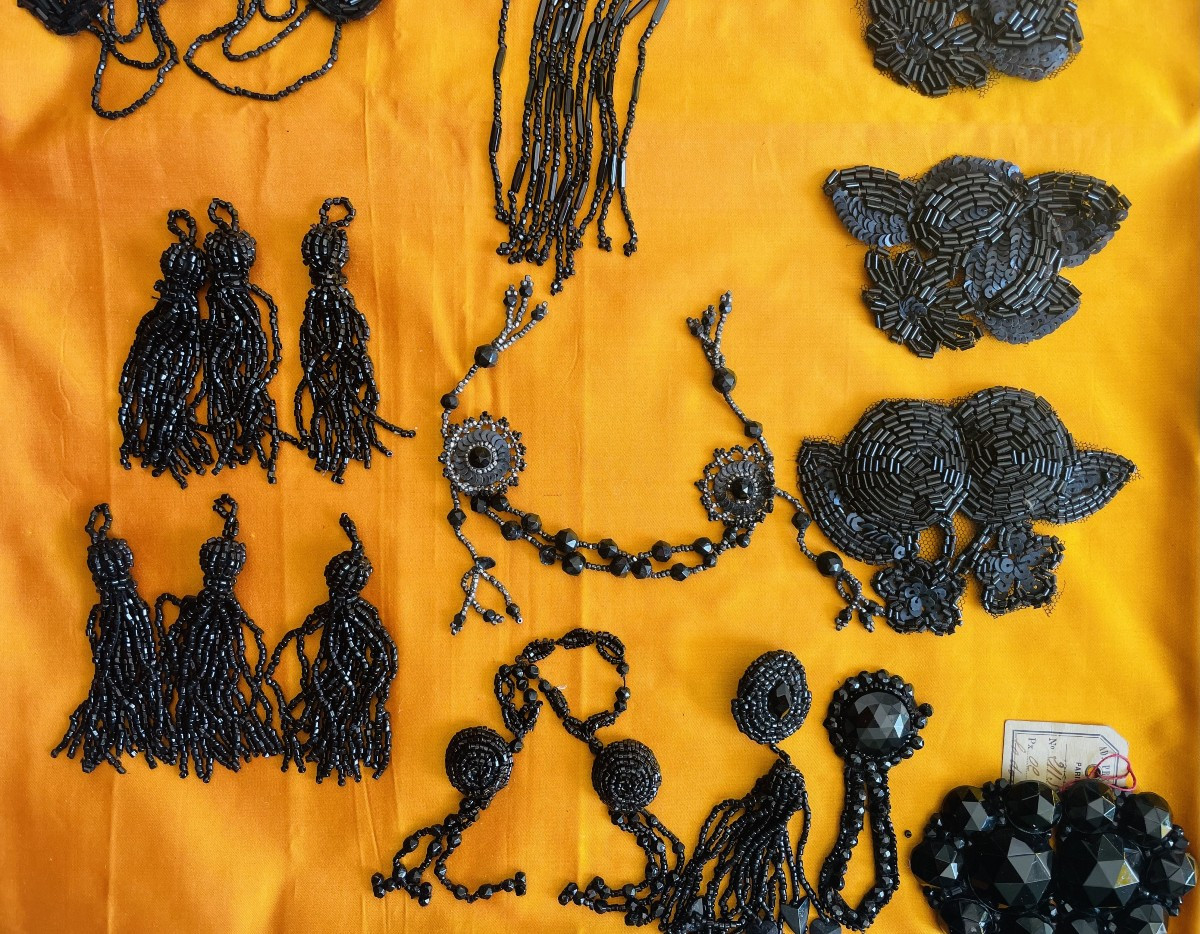 LOT DE 35 PIECES D APPLICATIONS EN PIERRES DE JAIS - 1900 - 1930-photo-3