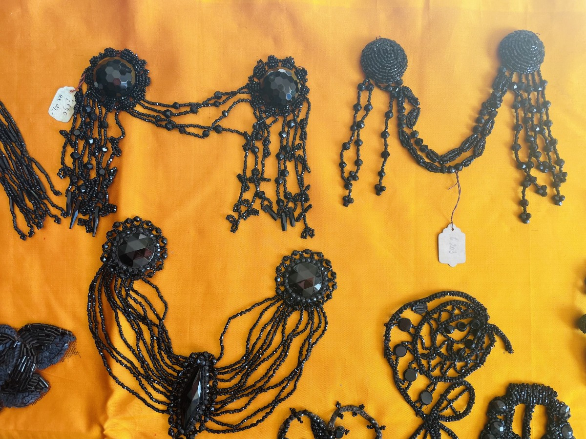 LOT DE 35 PIECES D APPLICATIONS EN PIERRES DE JAIS - 1900 - 1930-photo-4