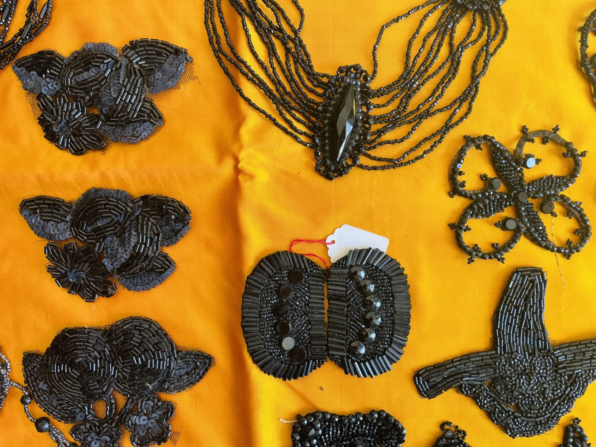 LOT DE 35 PIECES D APPLICATIONS EN PIERRES DE JAIS - 1900 - 1930-photo-1