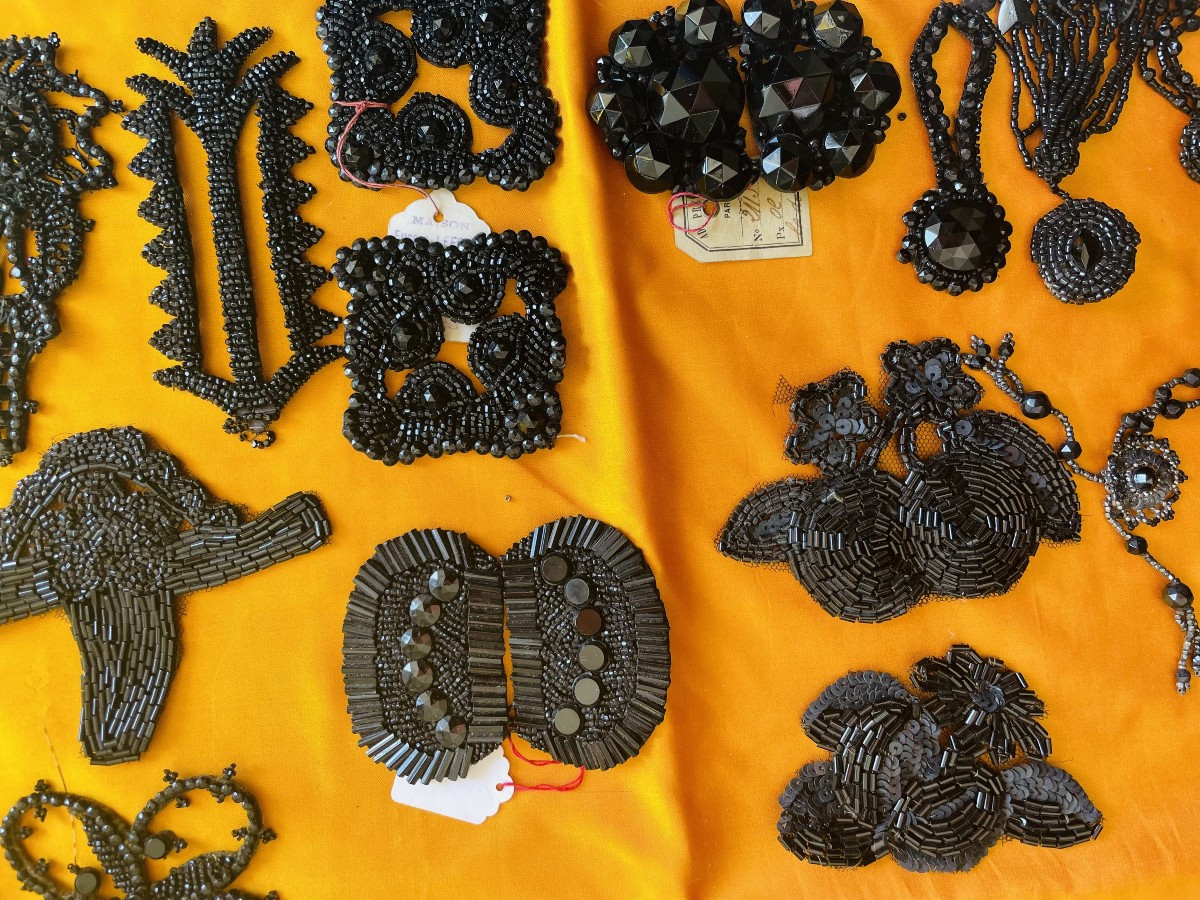 LOT DE 35 PIECES D APPLICATIONS EN PIERRES DE JAIS - 1900 - 1930-photo-2