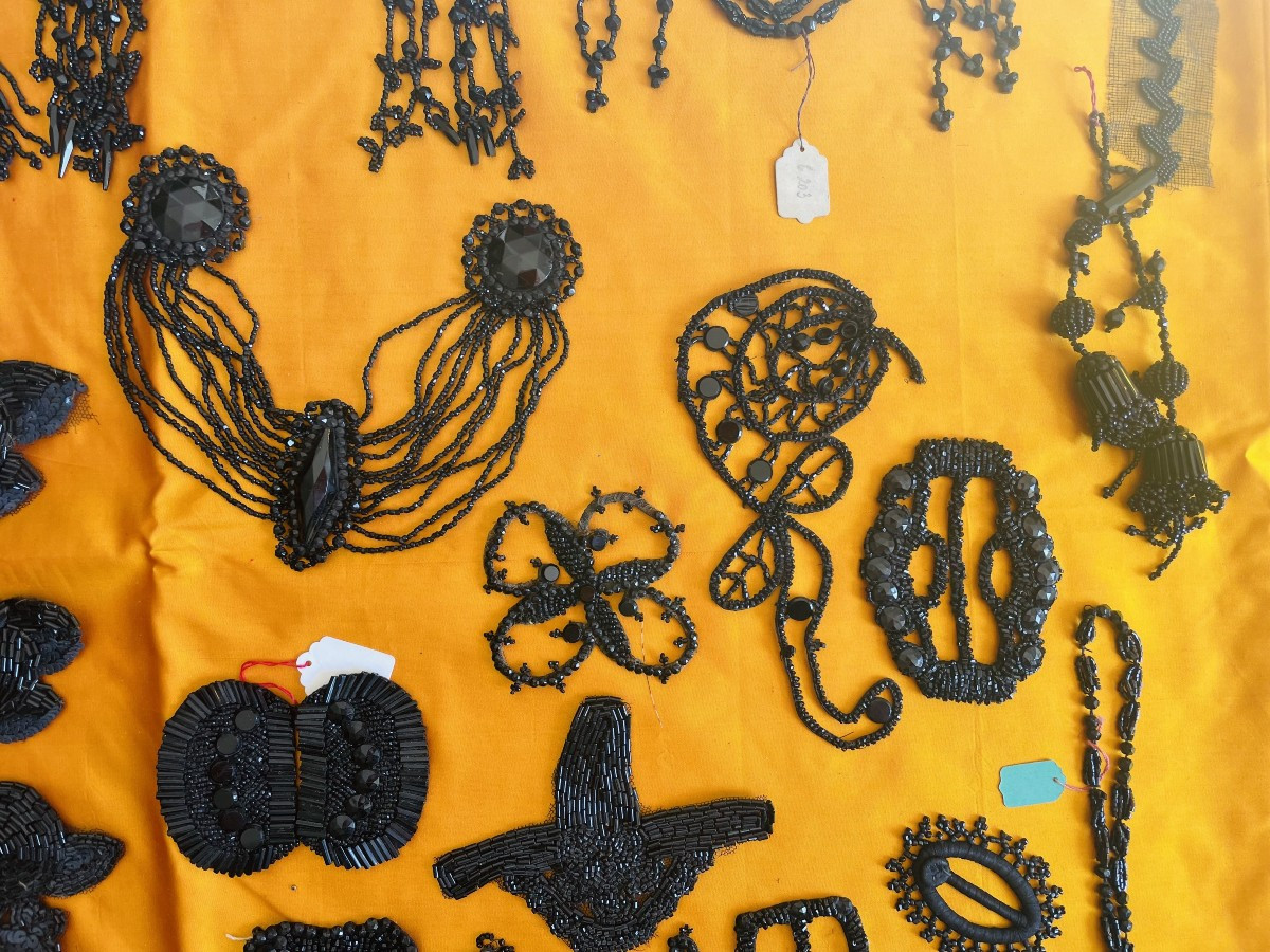 LOT DE 35 PIECES D APPLICATIONS EN PIERRES DE JAIS - 1900 - 1930-photo-4