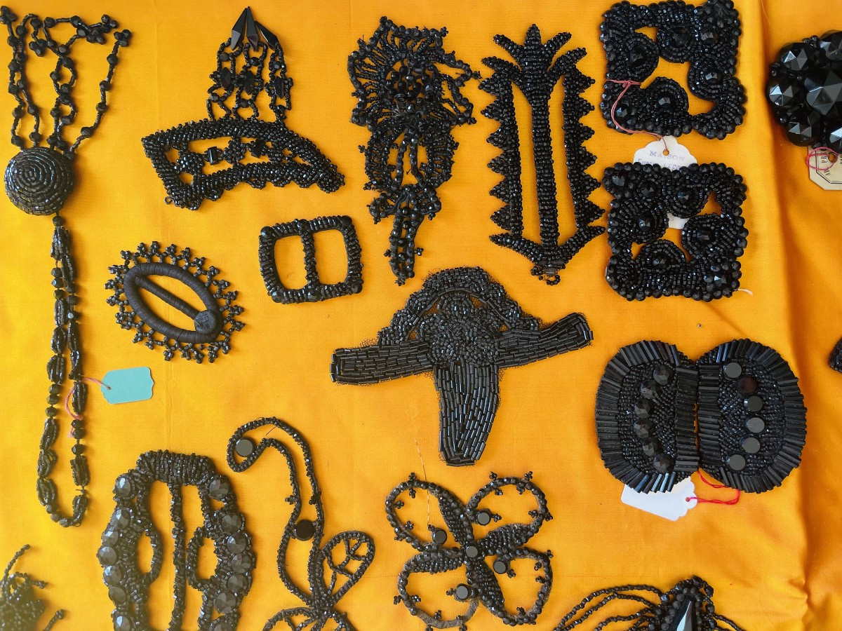 LOT DE 35 PIECES D APPLICATIONS EN PIERRES DE JAIS - 1900 - 1930-photo-5