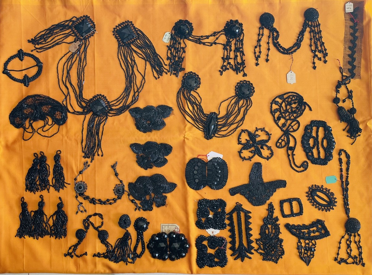 LOT DE 35 PIECES D APPLICATIONS EN PIERRES DE JAIS - 1900 - 1930-photo-6