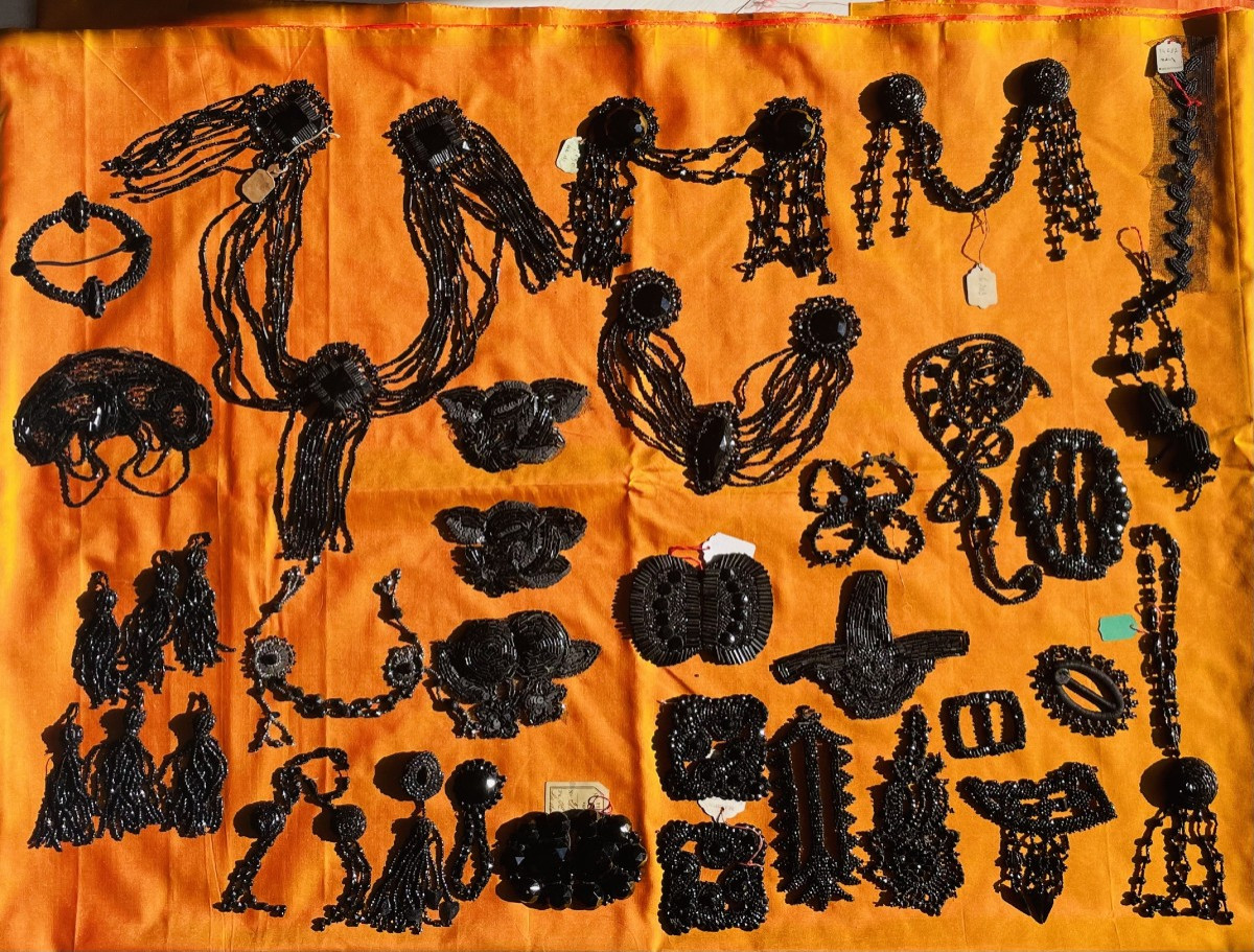 LOT DE 35 PIECES D APPLICATIONS EN PIERRES DE JAIS - 1900 - 1930