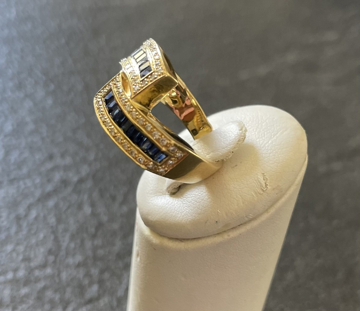 BAGUE ASYMETRIQUE OR 18K - 20 SAPHIRS & 56 DIAMANTS --photo-2