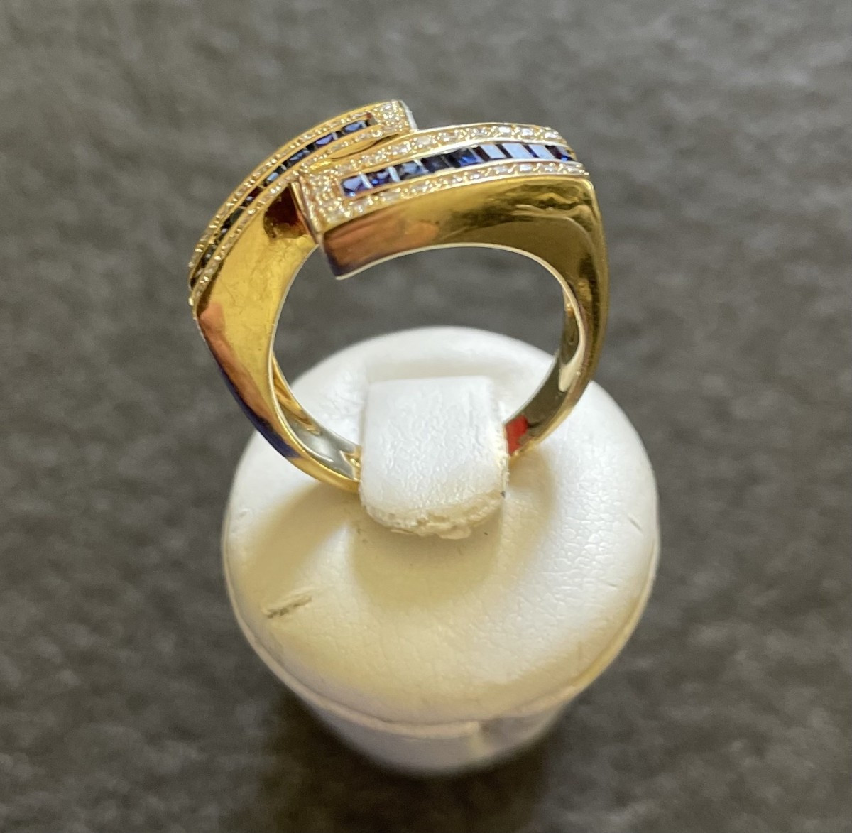 BAGUE ASYMETRIQUE OR 18K - 20 SAPHIRS & 56 DIAMANTS --photo-3