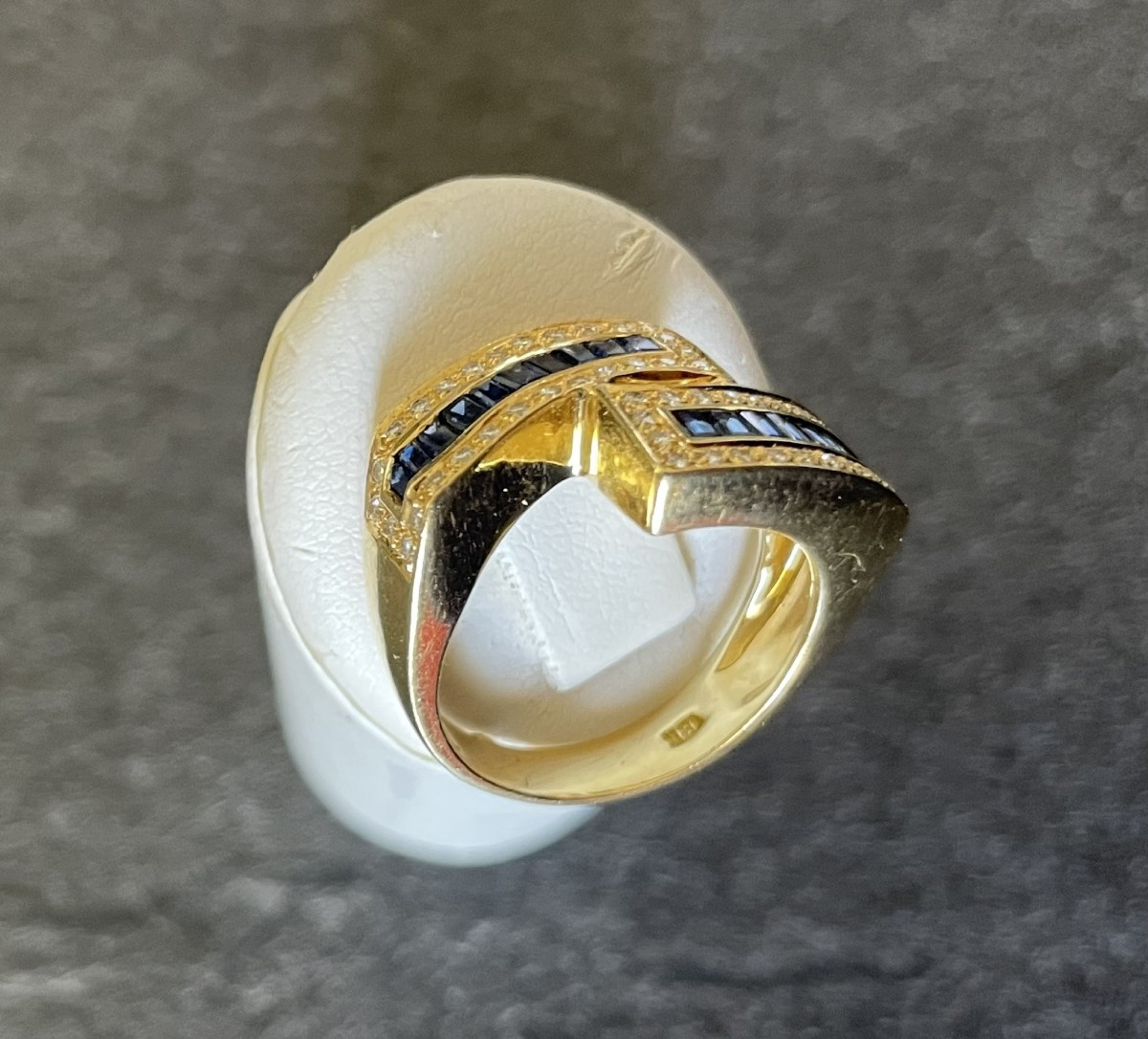 BAGUE ASYMETRIQUE OR 18K - 20 SAPHIRS & 56 DIAMANTS --photo-3