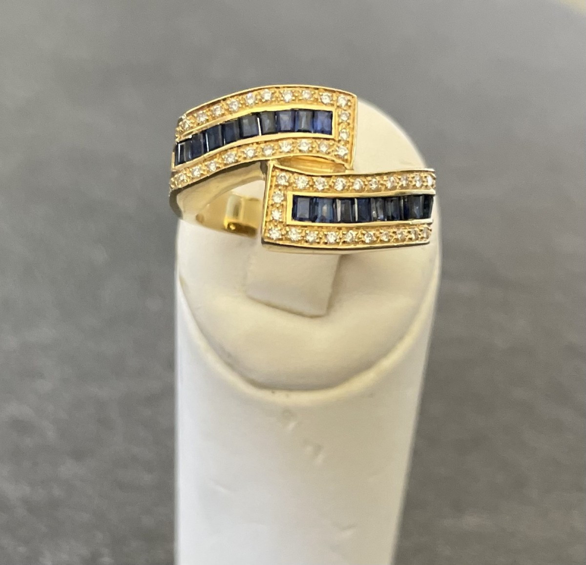 BAGUE ASYMETRIQUE OR 18K - 20 SAPHIRS & 56 DIAMANTS -