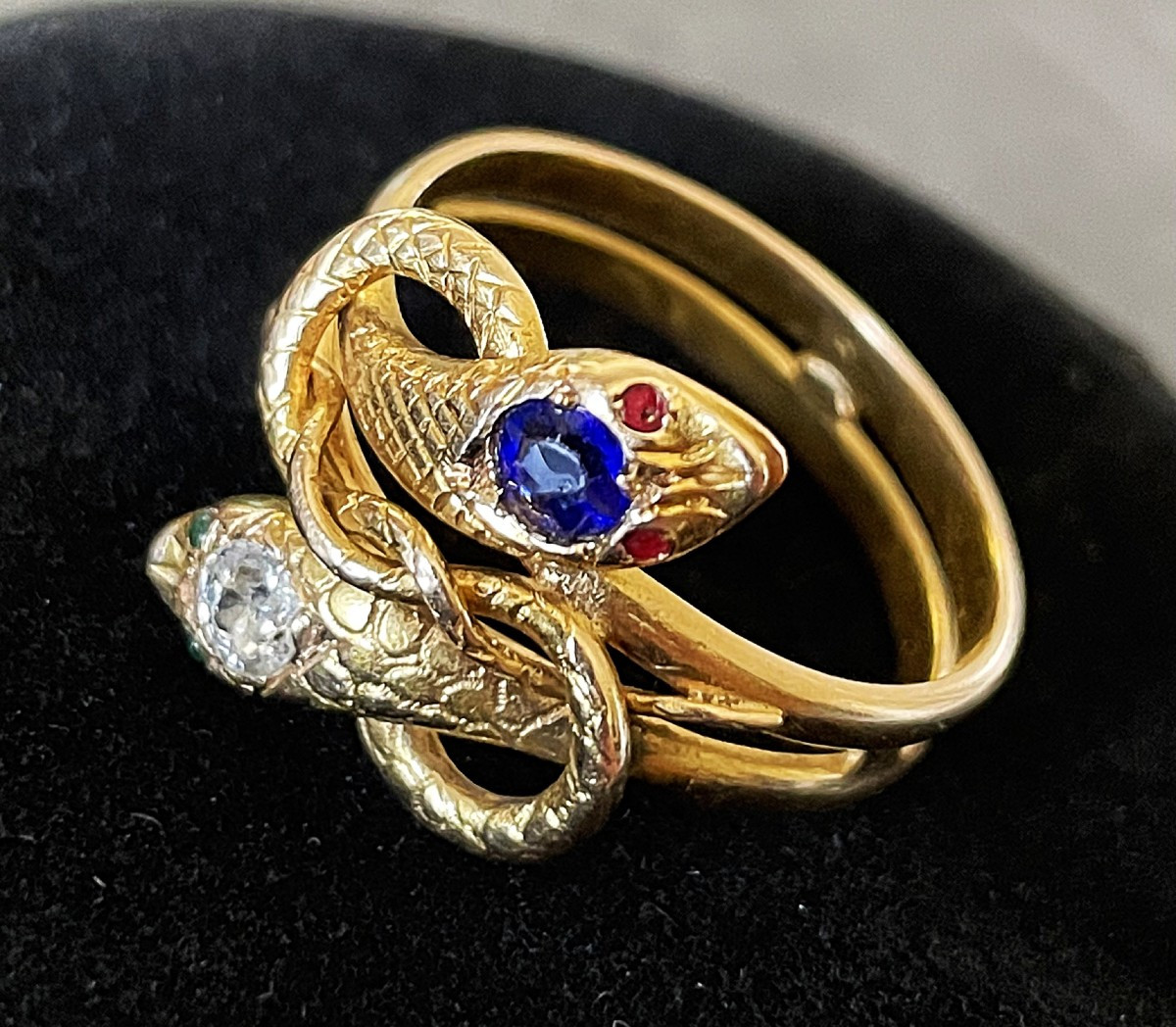 BAGUE SERPENTS AFFRONTEES -OR 18 K -SAPHIR & DIAMANT- 