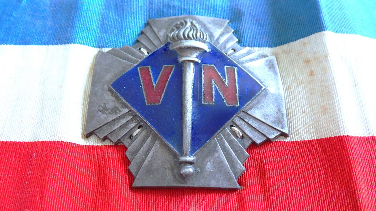 Brassard With " Volontaires Nationaux " Buttonhole Badge 1923 Era , Disbanded In 1936, XX°-photo-2