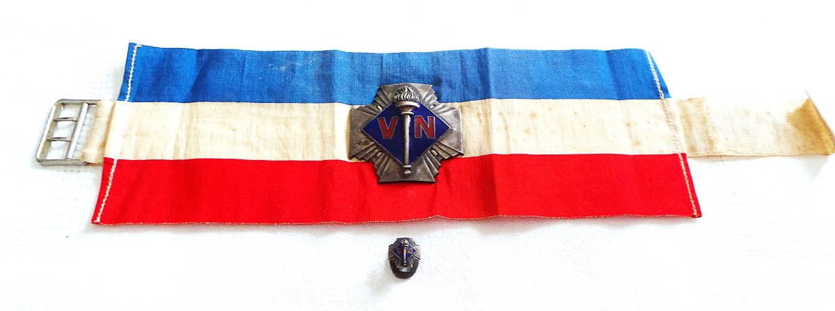 Brassard With " Volontaires Nationaux " Buttonhole Badge 1923 Era , Disbanded In 1936, XX°