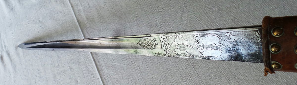 Venerie Dagger - Leather Sheathed Handle & Scabbard - Engraved Blade And Motto - XIX° Century